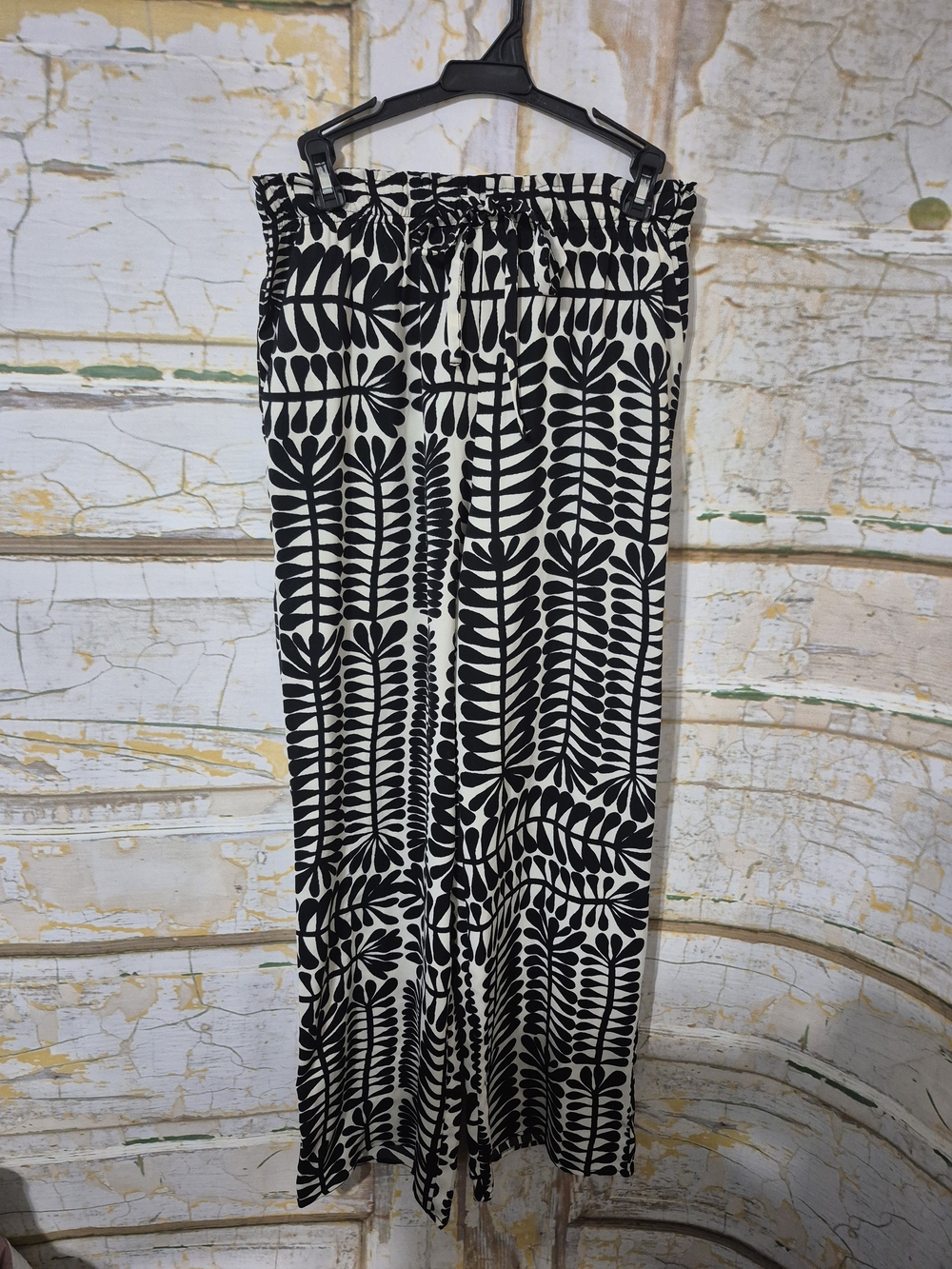 Staccato Black and White Leaf-Pattern Wide Leg Pants